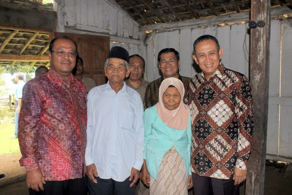 Serah Terima SLO secara Simbolis Untuk Penerima Bantuan Listrik Gratis di Madiun